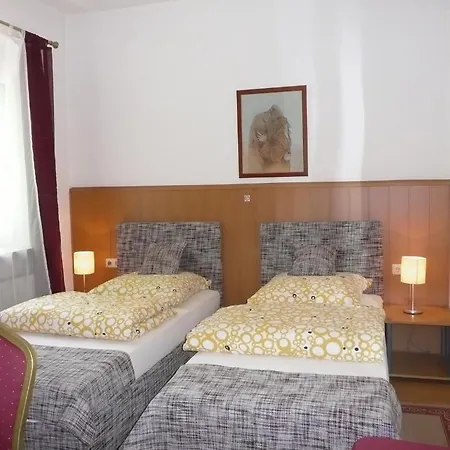 City Hotel *